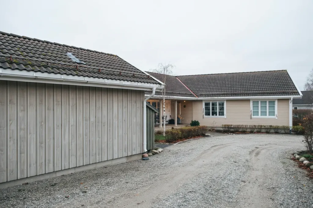 papptak p garage och villa livsl ngd underh ll och tecken p att det r dags att renovera